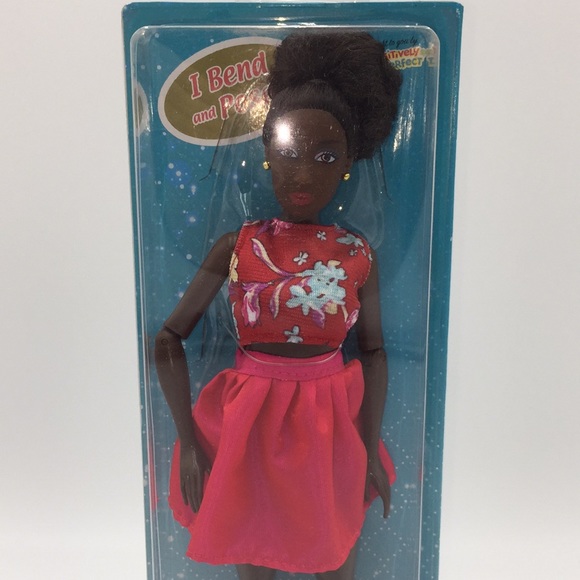 Fresh Dolls Lynette African American Black Fashion Doll Posable New in Package - Picture 3 of 9